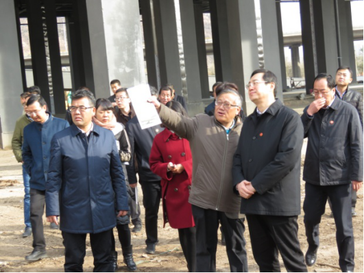 省委常委、西寧市委書記王曉在青海省物產(chǎn)集團(tuán)總公司黨委書記、總經(jīng)理王玉輝陪同下，深入青海物產(chǎn)朝陽(yáng)物流園區(qū)。